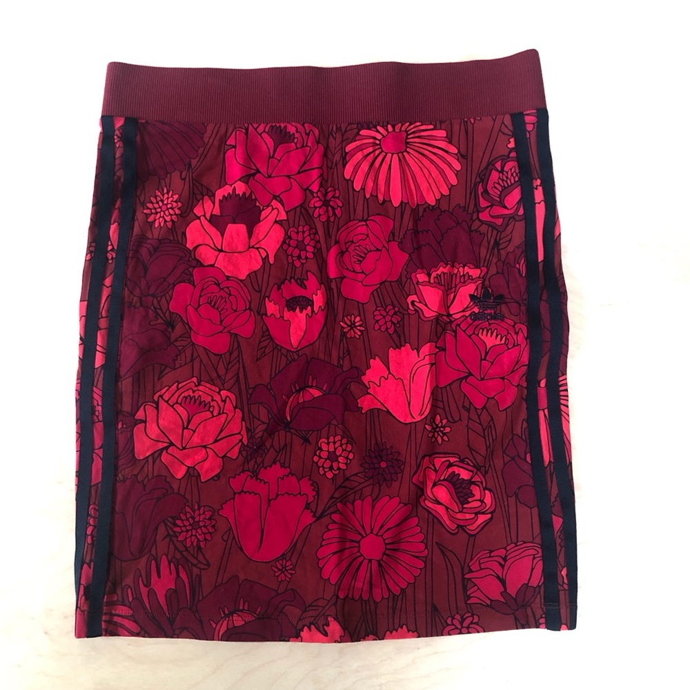 Adidas Women’s Red Floral Athletic Mini Skirt Size Small 3 Striped Sides